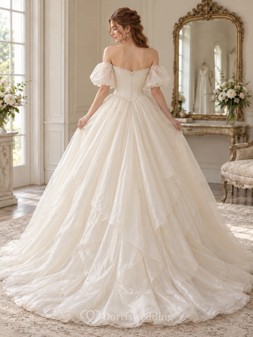 Schulterfreies Brautkleid aus Spitze mit Puffärmeln, asymmetrischem Lagenrock und Organza view 2