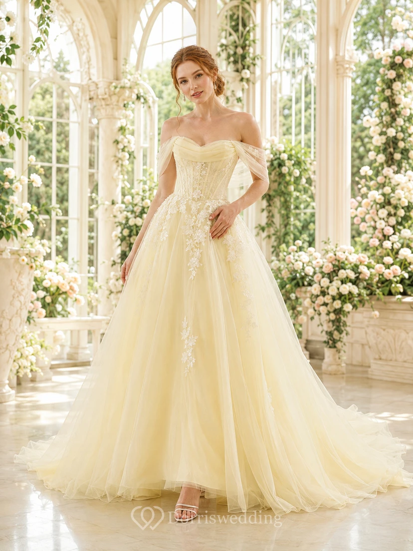 Robe de mariée jaune pâle en dentelle et tulle, épaules dénudées, coupe trapèze, traîne chapelle