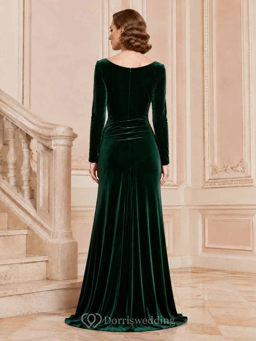 Vestido de noche largo de terciopelo verde oscuro con escote corazón y mangas largas estilo sirena. view 2
