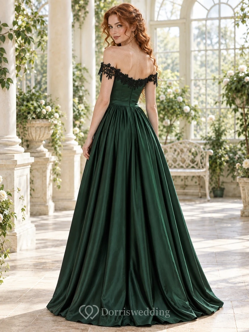 Vestido de dama de honor gótico romántico de satén verde esmeralda con escote corazón, hombros descubiertos y ribete de encaje. view 2