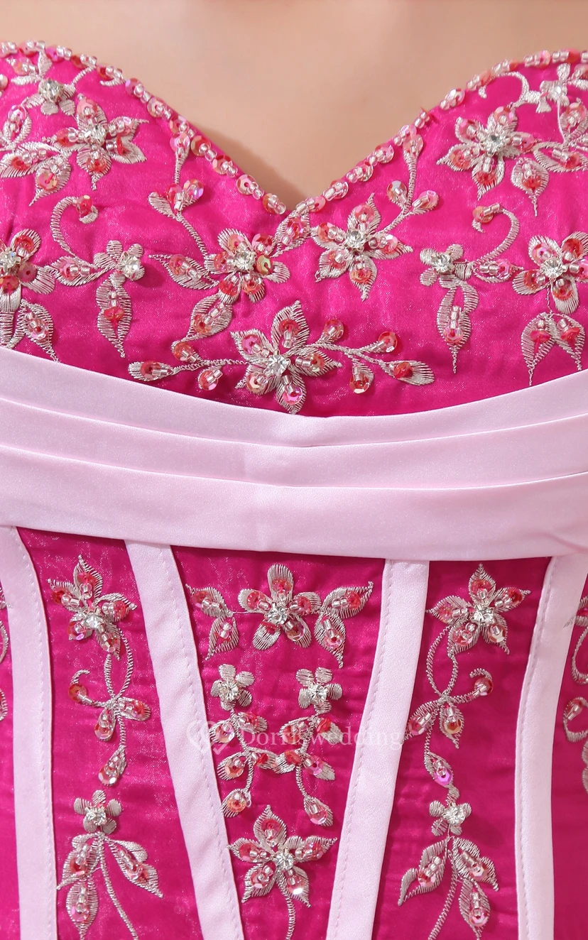 Figurschmeichelndes Ballkleid aus Organza mit Rüschen und Stickereien view 4
