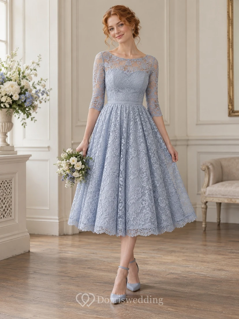 Vestido de dama de honor vintage azul cielo de largo midi con escote barco y mangas tres cuartos de encaje.