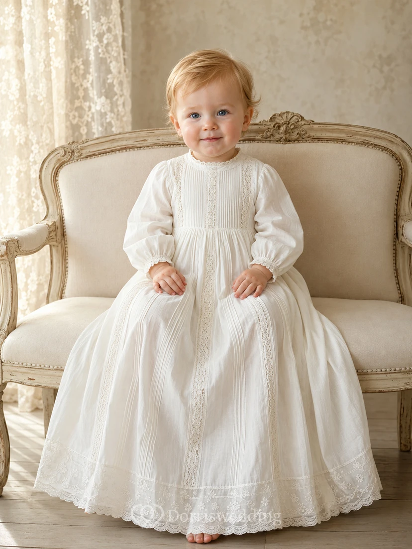 Elfenbeinfarbenes, langärmeliges Taufkleid aus Spitze mit Biesen für Jungen