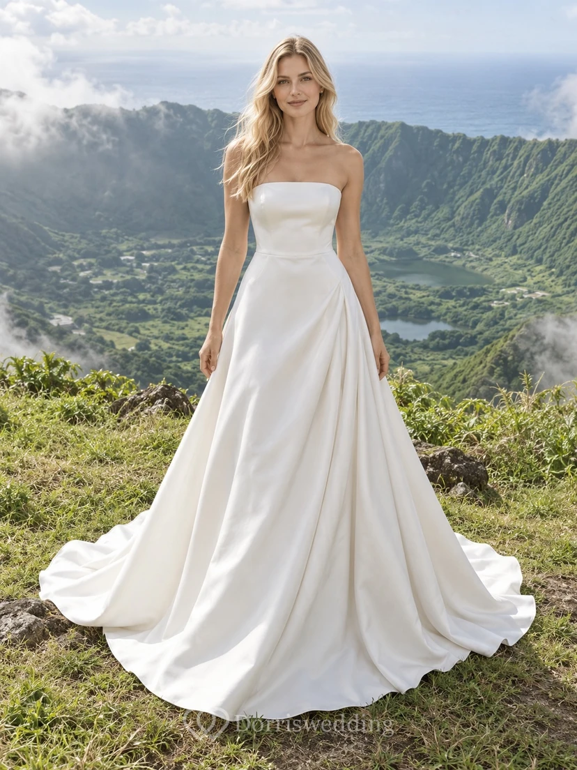 Schlichtes, trägerloses Brautkleid in A-Linie aus drapiertem Satin mit Schleppe
