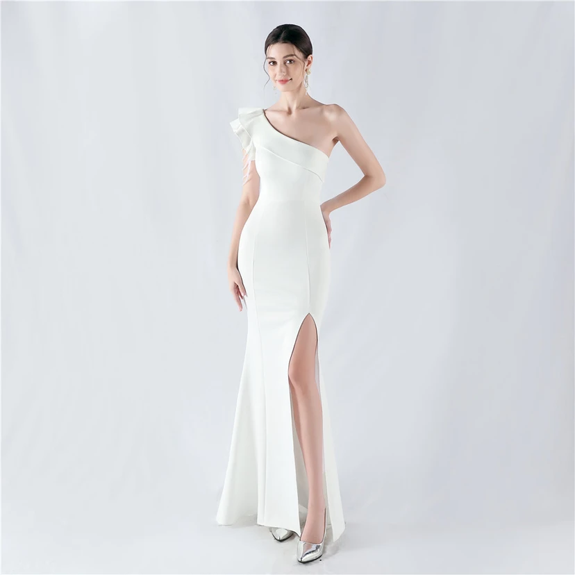 Vestido de noche asimétrico de satén con escote alto y cuello oblicuo, adornado con cuentas. view 64