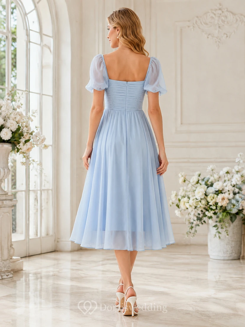 Robe de demoiselle d'honneur romantique Sky Keepsake, coupe trapèze, longueur thé, manches courtes carrées, en mousseline, style trapèze. view 2