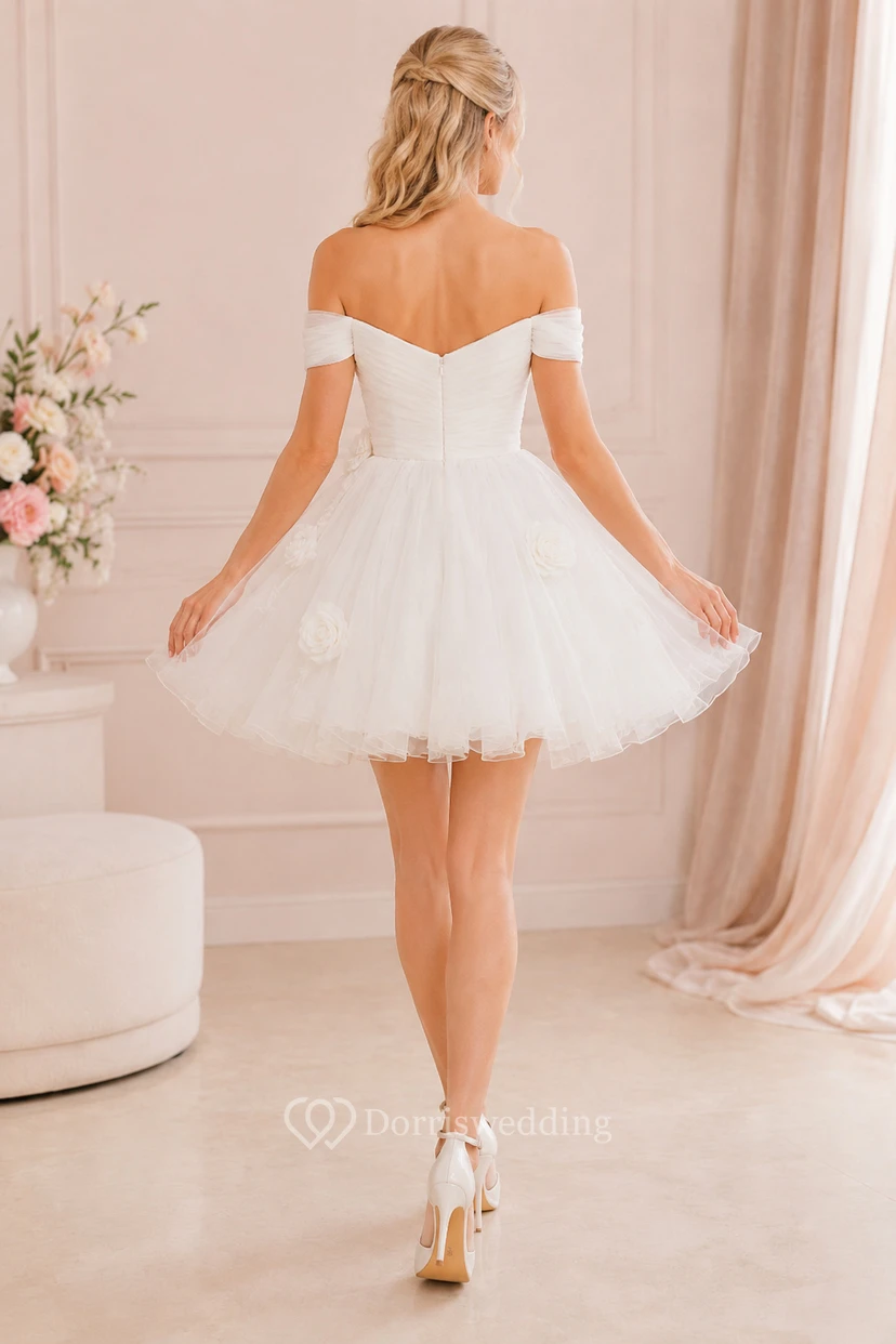 Robe de mariée courte en tulle bouffant à épaules dénudées et jupe ample view 2