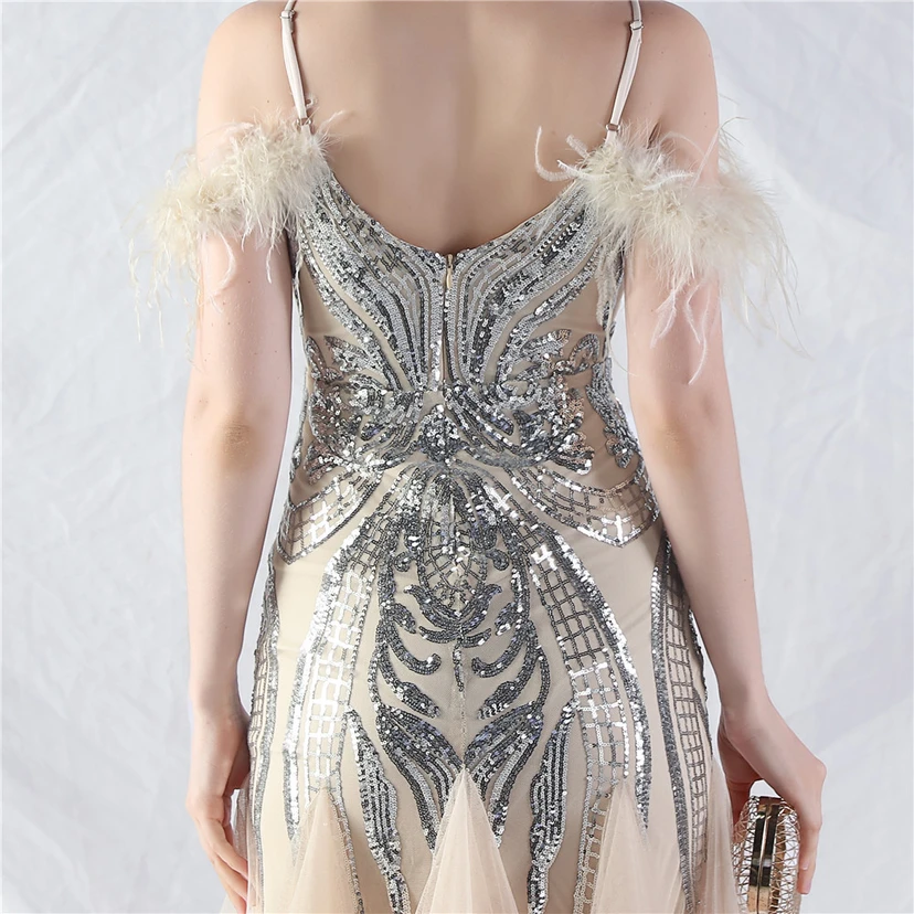 Robe de danse artisanale en filet rigide orné de plumes d'autruche, de perles et de fleurs, confectionnée en maille. view 65