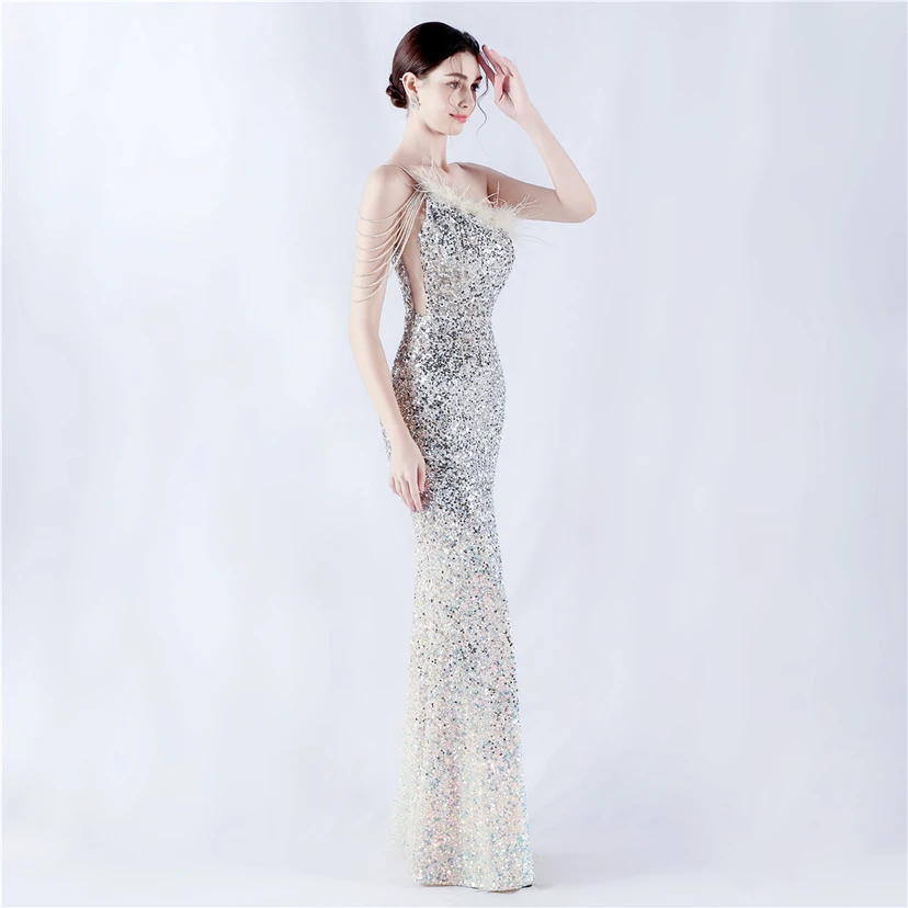 Robe de soirée longue à une épaule, ornée de plumes d'autruche, de perles et de sequins, avec col asymétrique et fente haute. view 42