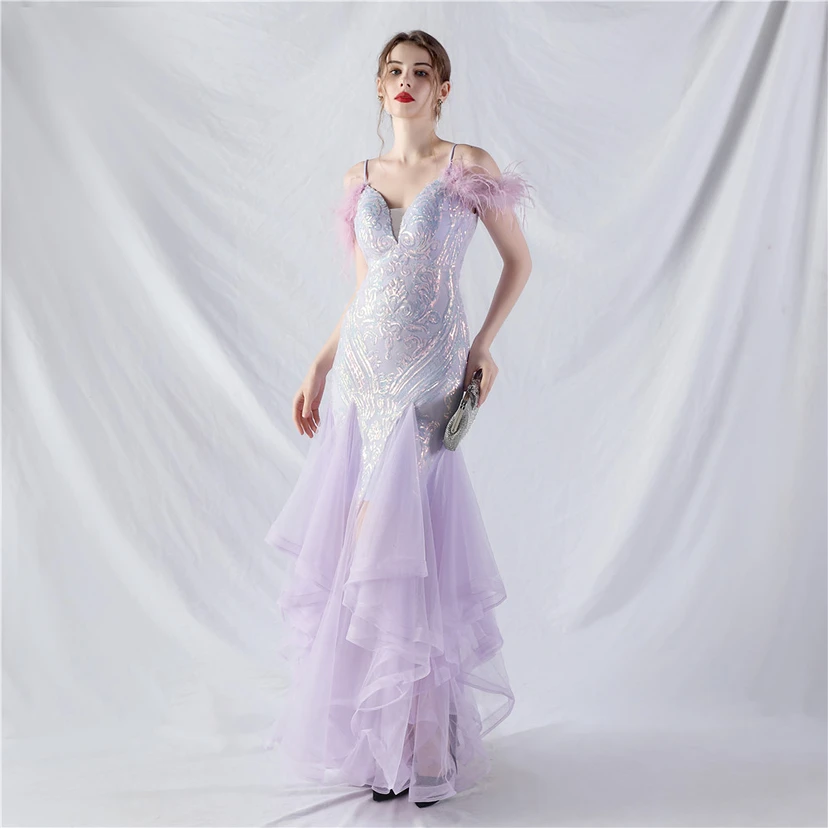 Robe de danse artisanale en filet rigide orné de plumes d'autruche, de perles et de fleurs, confectionnée en maille. view 45