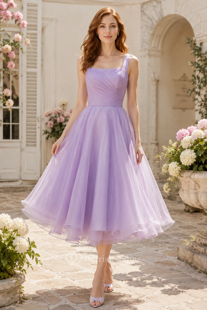 Robe de demoiselle d'honneur lavande en tulle, coupe trapèze, longueur thé, col carré, idéale pour les demoiselles d'honneur, les invitées de mariage et les soirées formelles.