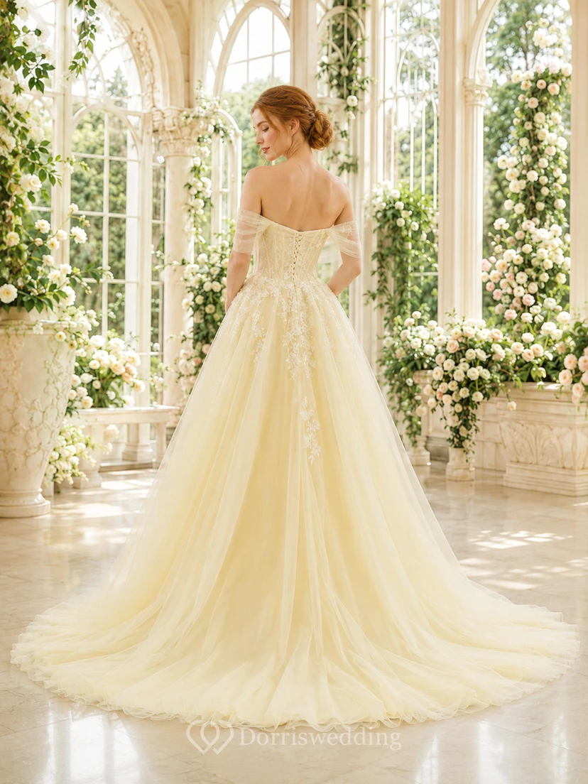 Robe de mariée jaune pâle en dentelle et tulle, épaules dénudées, coupe trapèze, traîne chapelle view 2