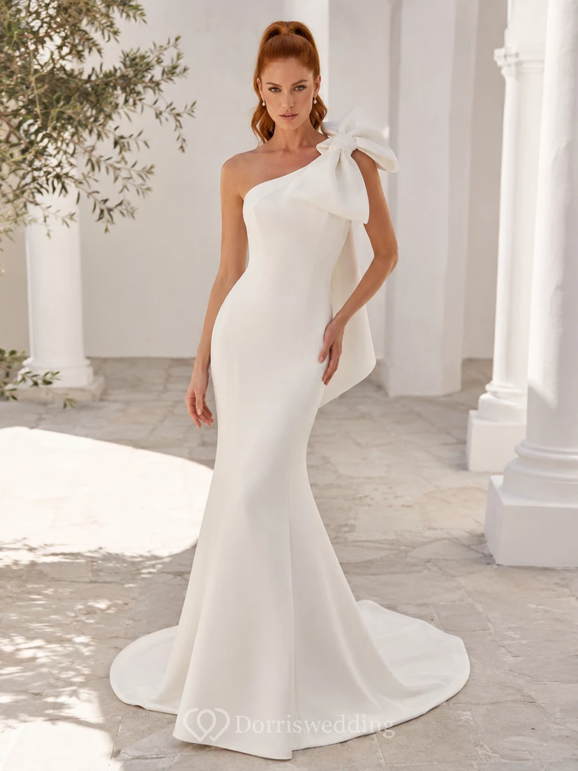 Robe de mariée minimaliste en satin, coupe sirène asymétrique, sans manches, traîne.