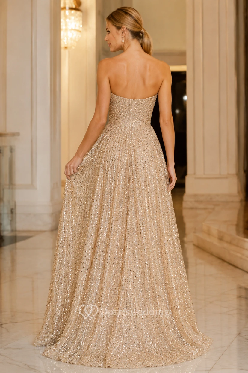 Vestido de gala color champán, sin tirantes, con lentejuelas, corte en A y falda amplia. view 2