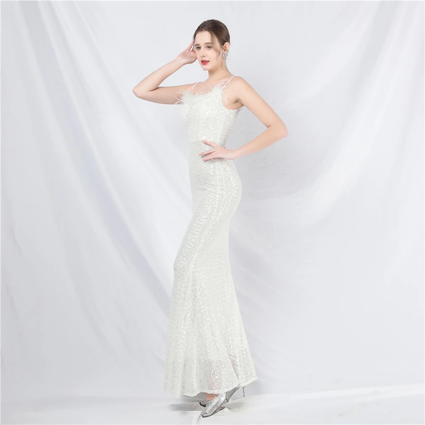 Robe de soirée de luxe ornée de plumes d'autruche et de sequins, idéale pour un banquet. view 19