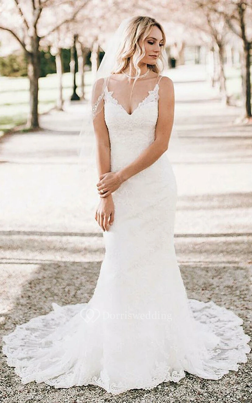Robe de mariée bohème en dentelle, col V, coupe sirène fourreau, traîne, sans manches