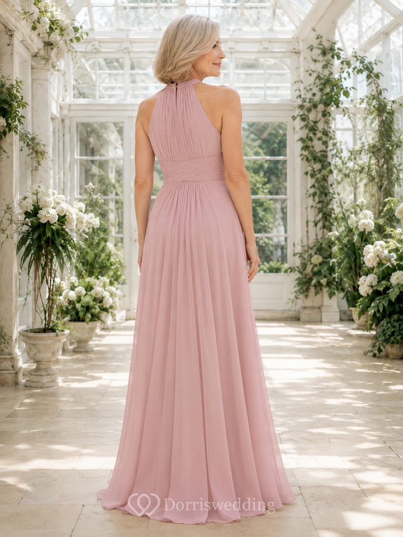 Elegantes, bodenlanges Chiffonkleid in A-Linie in Altrosa mit gerafftem Neckholder-Ausschnitt, natürlicher Taille und offenem Rücken – perfekt für die Mutter der Braut. view 2