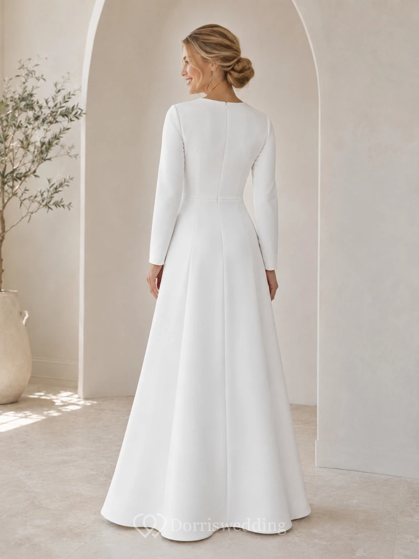 Robe de mariée simple trapèze longue en satin à manches longues ornée de bijoux, style court, pour un mariage de cour, style LDS. view 2