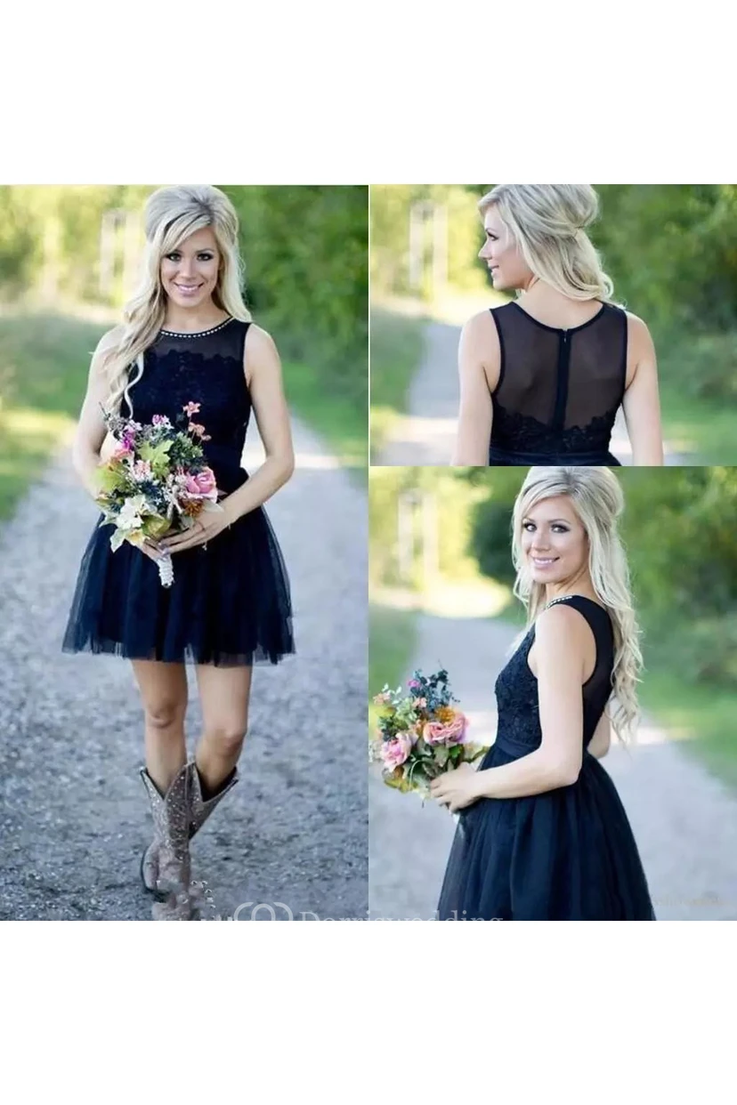 Robe courte sans manches en tulle et dentelle ornée de bijoux