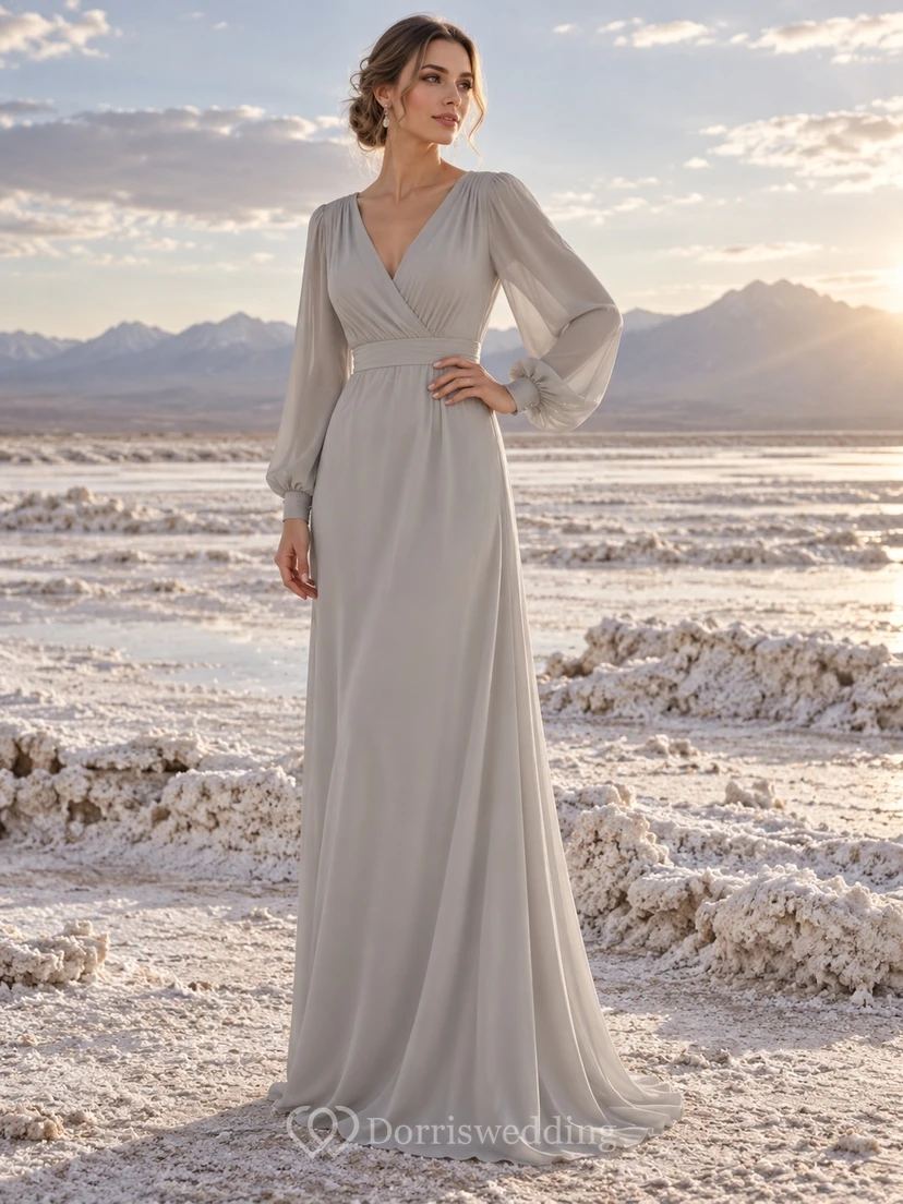 Sencillo vestido de novia plateado de manga larga con escote en V cruzado y cintura fruncida.