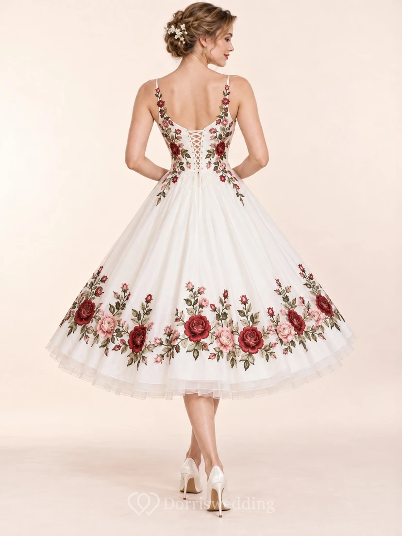 Vestido de novia vintage de corte A con escote corazón, tirantes finos, corsé de tul bordado con rosas y largo hasta la rodilla. view 2