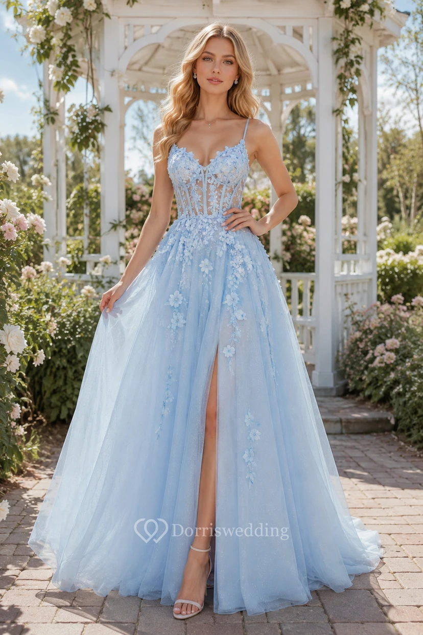 Robe de bal bleu ciel à fines bretelles en tulle, coupe trapèze, ornée d'appliqués floraux, idéale pour les soirées de bal et les réceptions formelles.