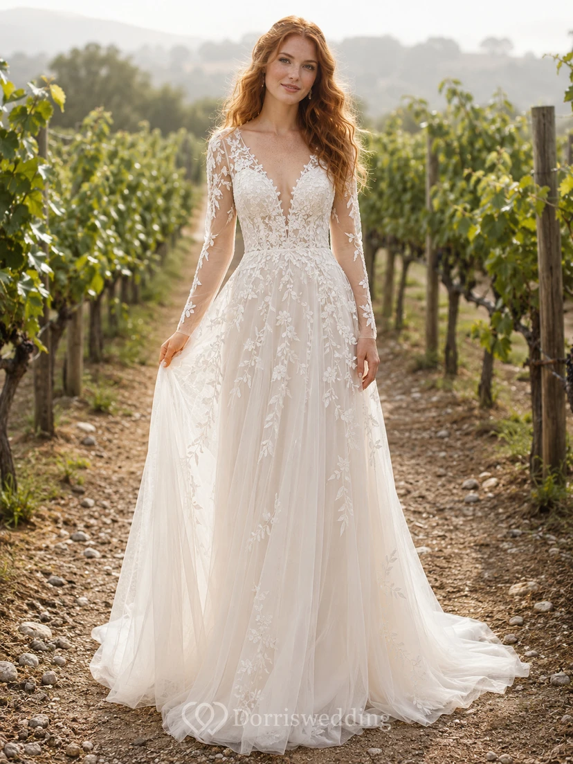 Robe de mariée en dentelle et tulle, coupe trapèze, col en V, manches longues et traîne.