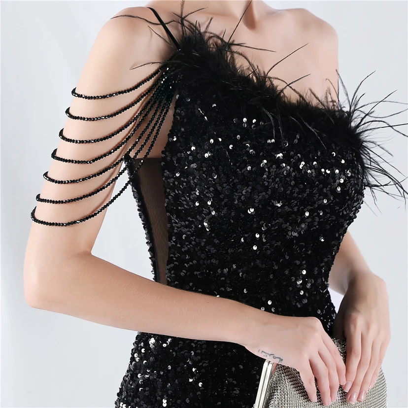 Robe de soirée longue à une épaule, ornée de plumes d'autruche, de perles et de sequins, avec col asymétrique et fente haute. view 29