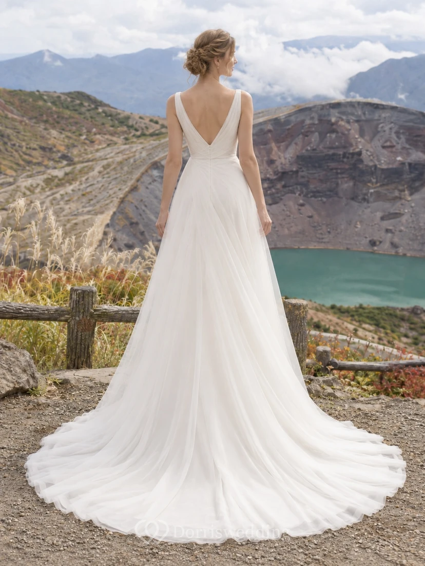 Schlichtes, ärmelloses Brautkleid aus fließendem Tüll mit V-Ausschnitt und Schleppe view 2