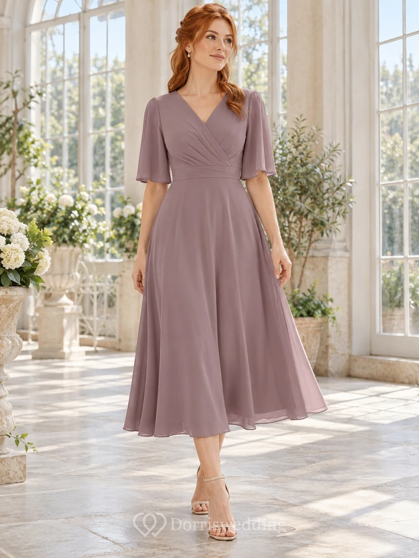 Vestido de dama de honor de gasa color malva, corte en A, largo hasta la rodilla, escote en V, mangas con volantes.