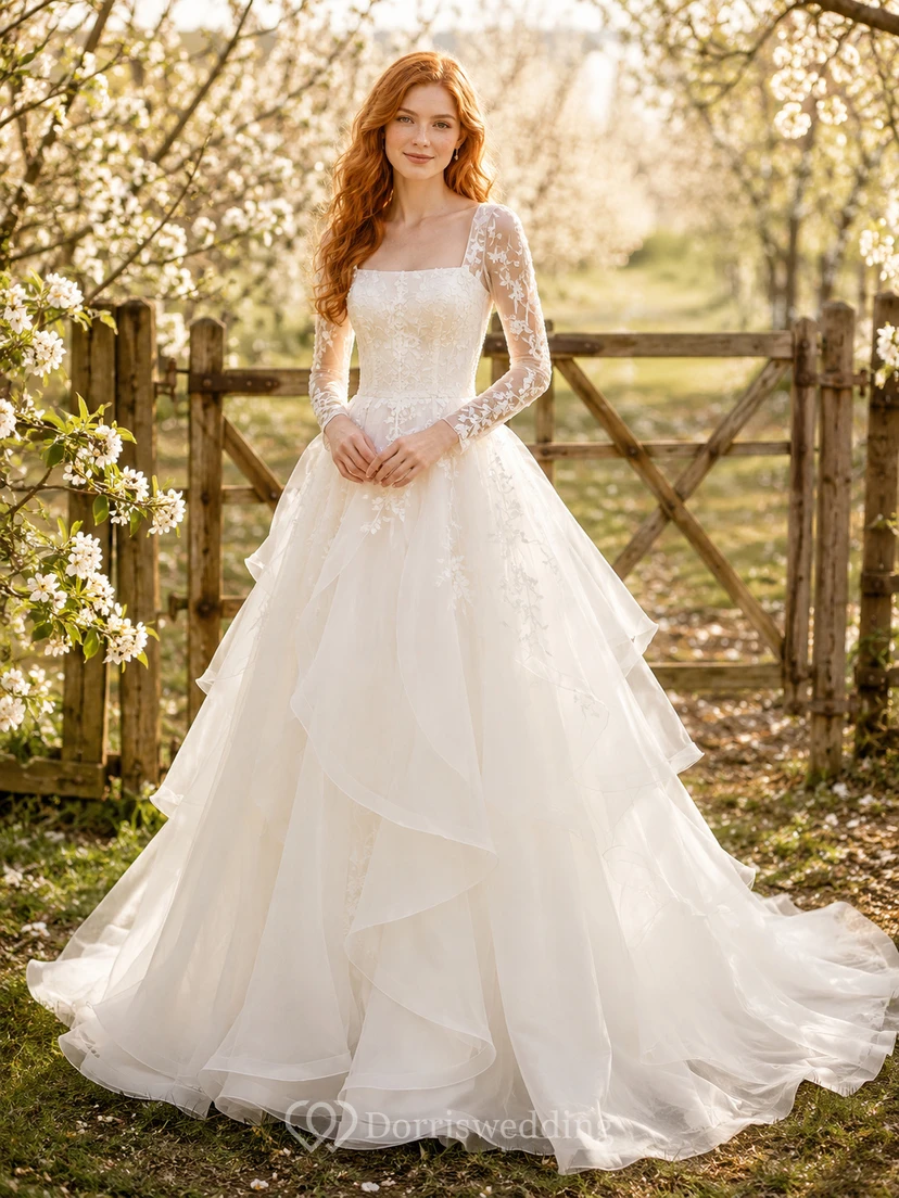 Brautkleid im A-Linien-Stil aus Organza mit eckigem Ausschnitt und Stufenrock aus Obstgartenstoff