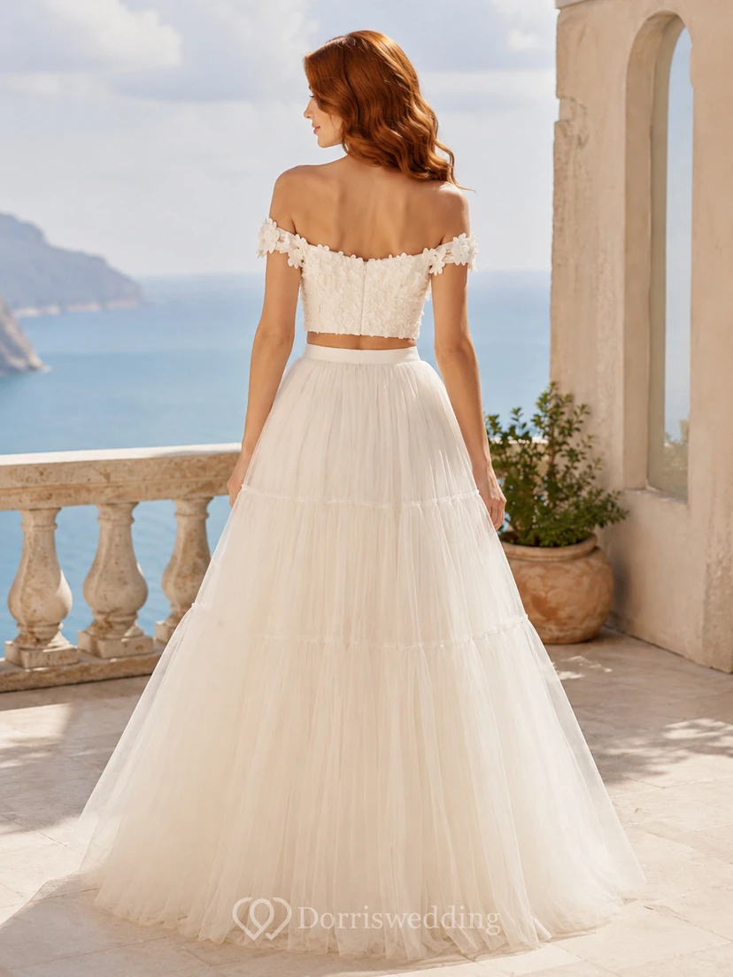 Vestido de novia de dos piezas con encaje y tul, estilo playero, sin hombros, manga corta y cola larga. view 2