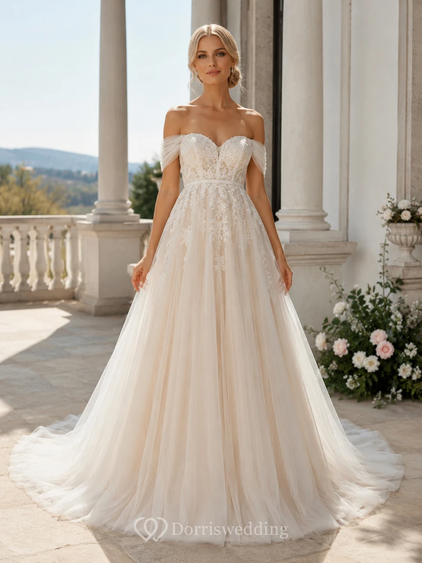Robe de mariée princesse en tulle et dentelle, épaules dénudées, traîne empire