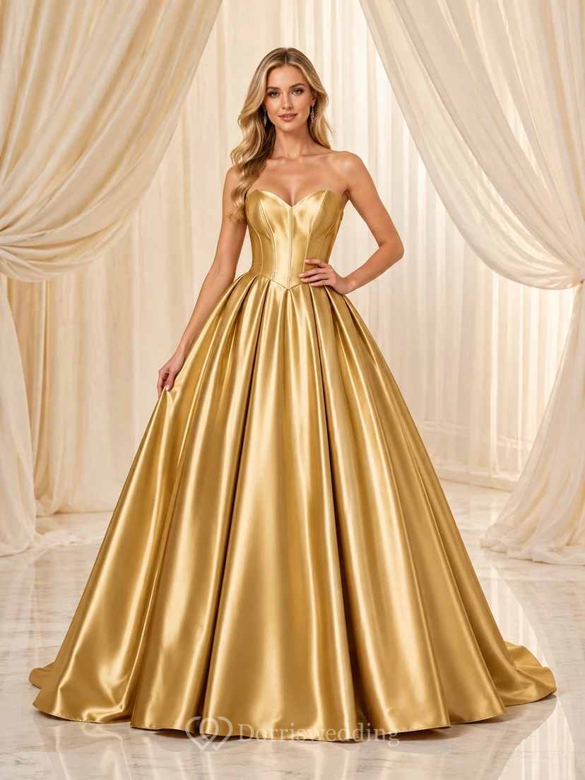 Vestido de gala largo de satén dorado sin tirantes con escote corazón y cola larga.