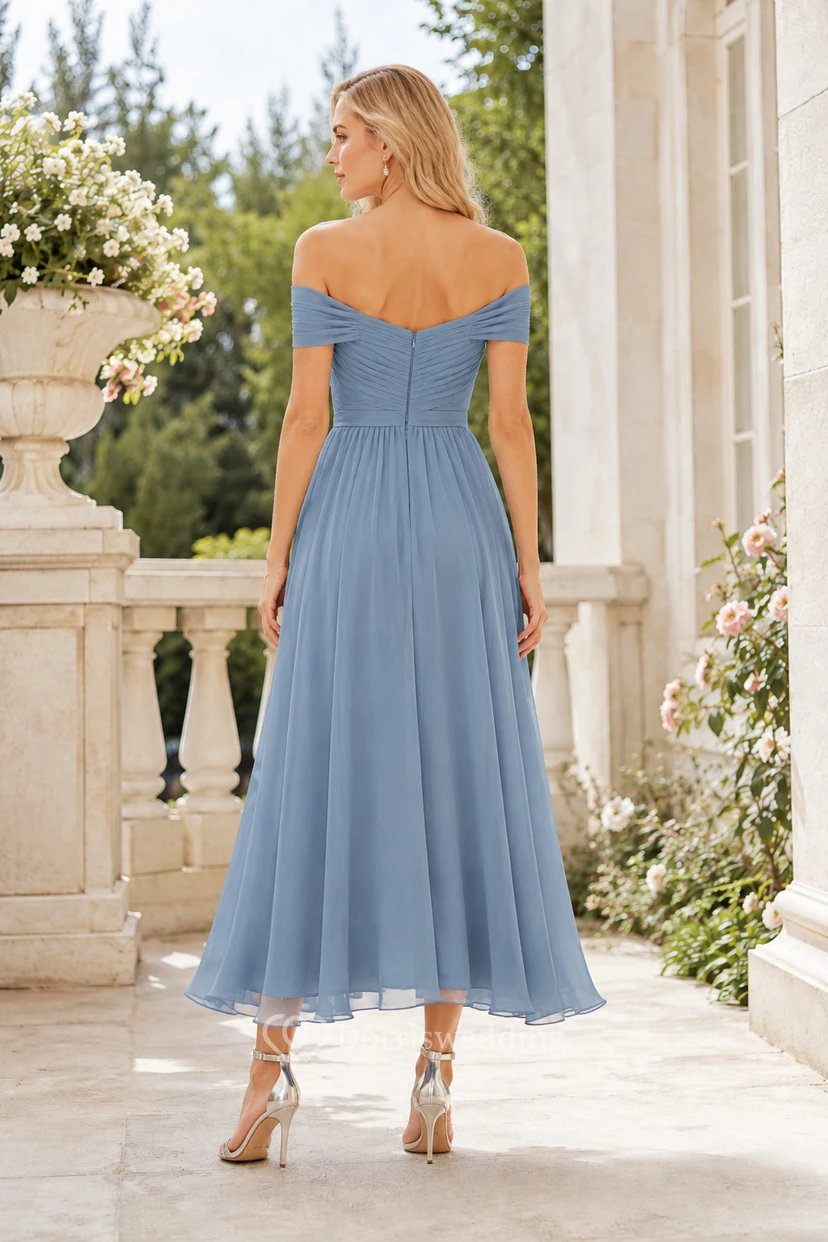 Robe de demoiselle d'honneur bleu poudré en mousseline, coupe trapèze, épaules dénudées, manches courtes, froncée, longueur thé view 2