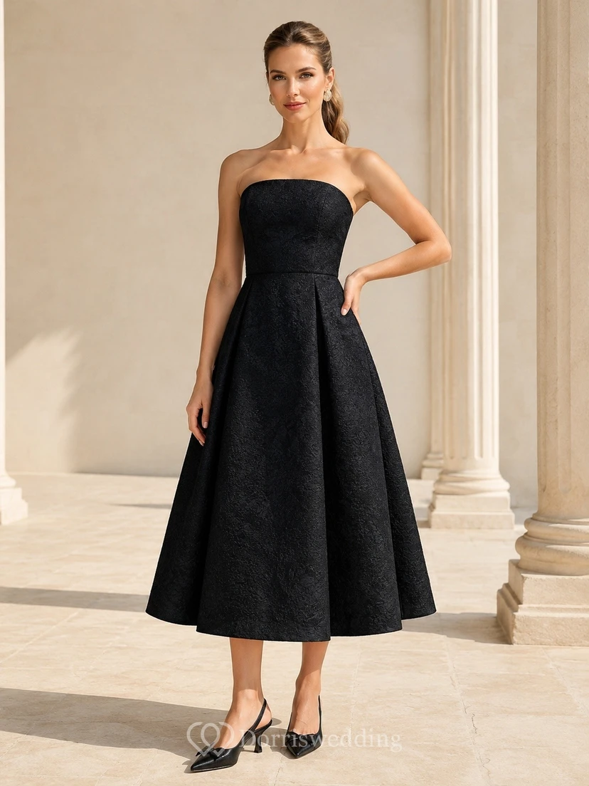 Vestido formal negro de satén, sin tirantes, sin mangas, de corte en A y largo hasta la rodilla.