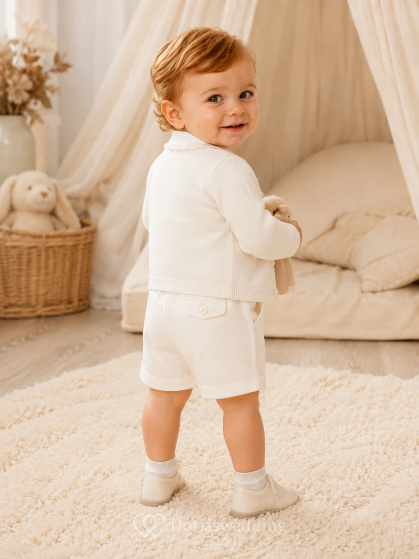 Weißes Strick-Cardigan-Set mit Peter-Kragen und Taufshorts für Jungen view 2