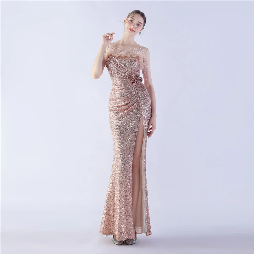 Vestido de noche de alta gama para bodas, con flores y detalles de plumas de avestruz. view 2