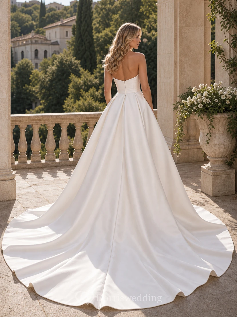 Elegantes Brautkleid aus Satin mit herzförmigem Ausschnitt, gekreuzten Trägern und Empire-Ausschnitt sowie vorderem Schlitz view 2
