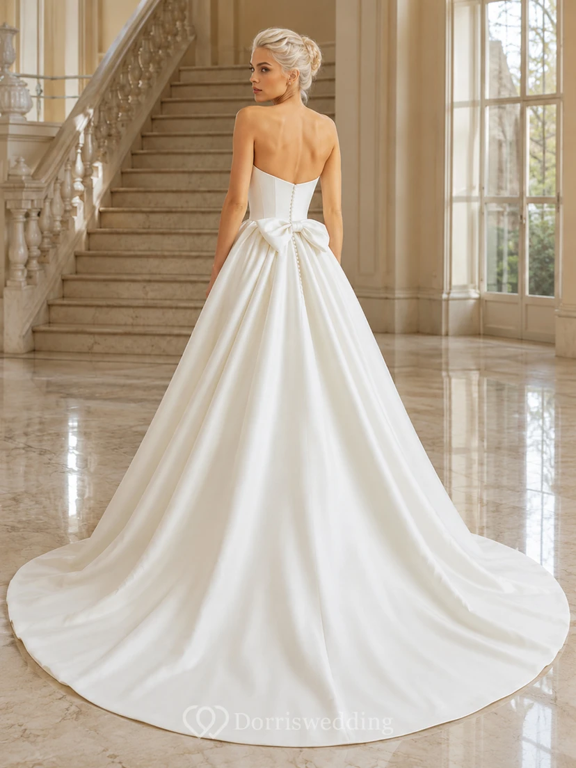 Trägerloses Brautkleid mit herzförmigem Dekolleté, Satin-Knopfleiste und Schleife am Rücken, Kapellenschleppe view 2