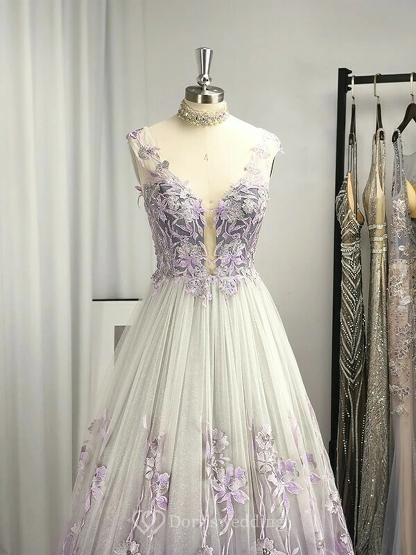 Robe de bal violette sans manches à col V et coupe empire florale, ornée d'appliqués. Col V et coupe trapèze. view 3
