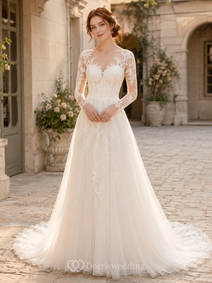 Robe de mariée en dentelle et tulle, coupe trapèze, col rond, manches longues et traîne chapelle.