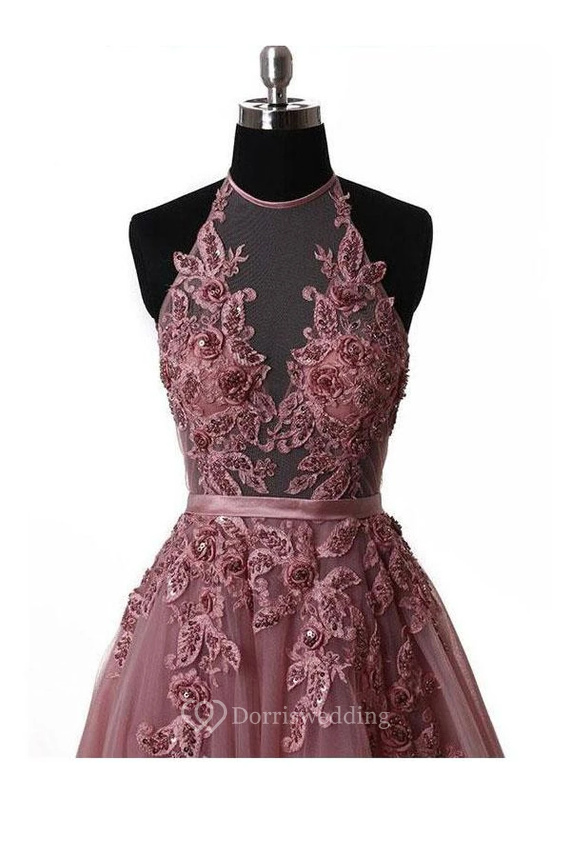 Robe trapèze en dentelle et tulle, col montant, sans manches, dos corset lacé view 3
