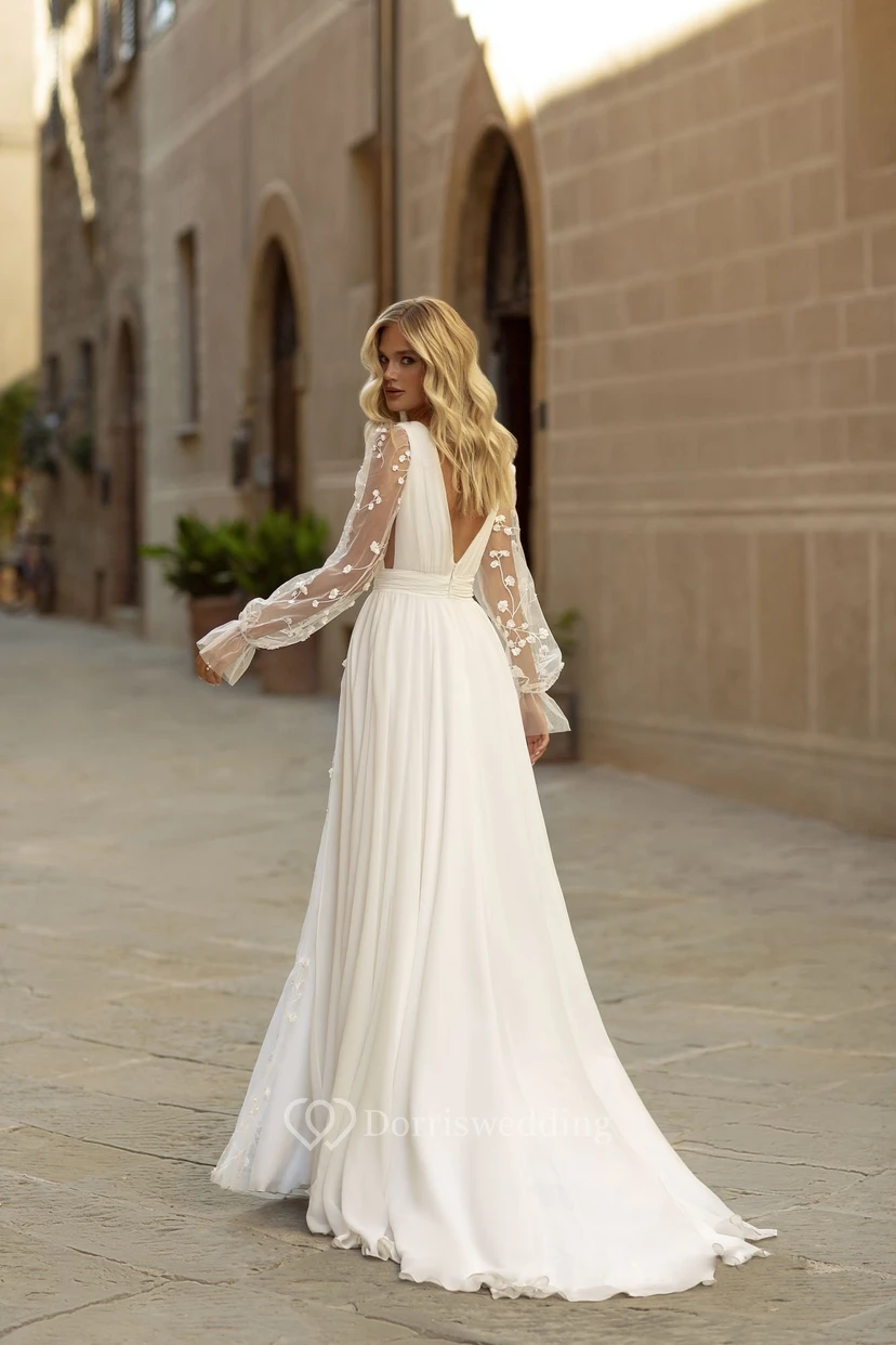 Robe de mariée vaporeuse en mousseline, manches brodées transparentes et fente haute. view 2