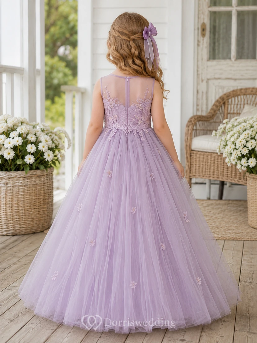 Vestido de niña de flores de tul y encaje lavanda con corte en A, mangas cortas, cuello redondo, falda a la rodilla y detalle de lazo. view 2