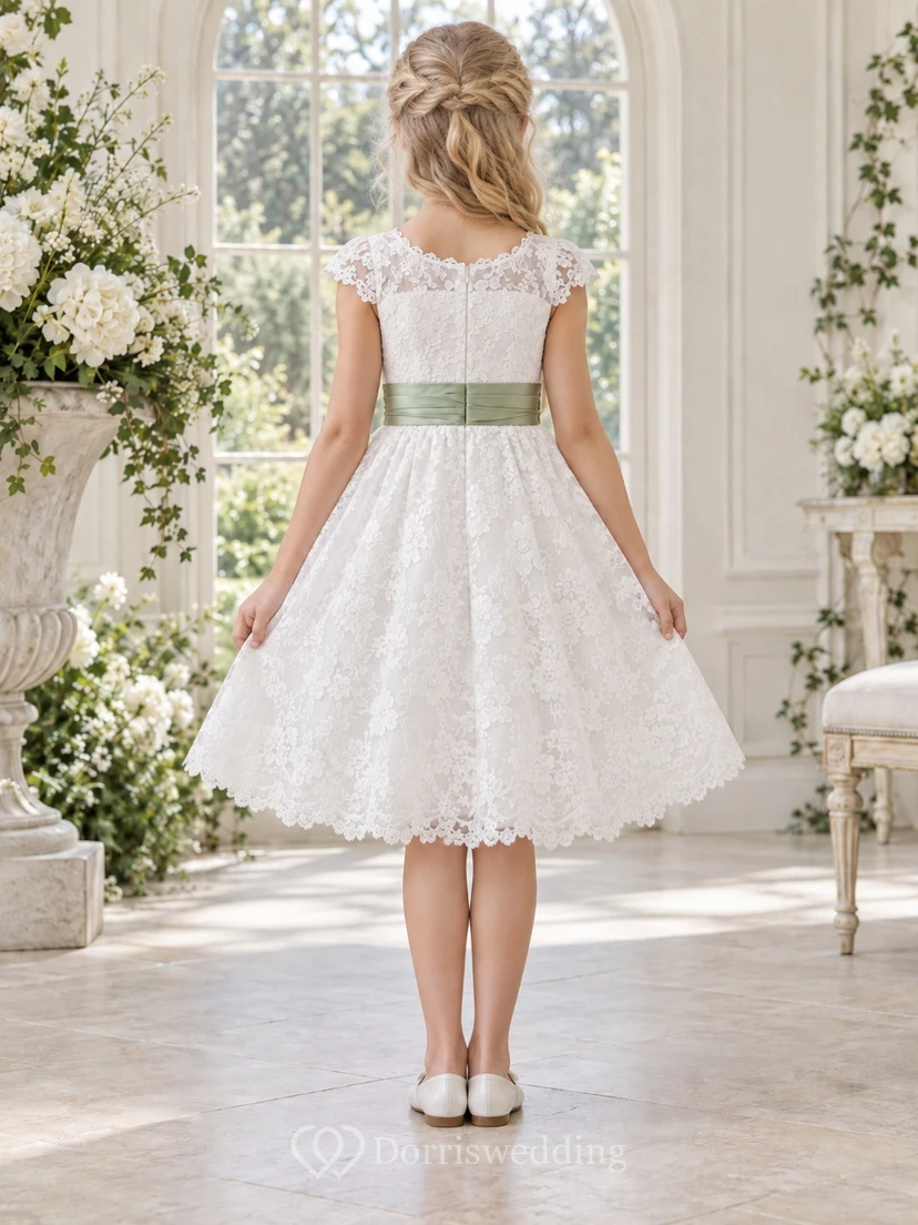 Vestido de niña de flores vintage blanco con estampado floral, corte en A, mangas cortas de encaje y fajín color salvia, hasta la rodilla. view 2