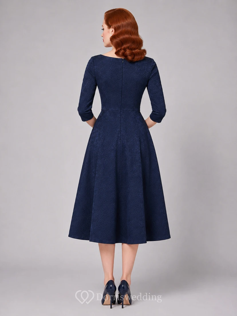 Vestido formal vintage de satén azul marino oscuro, largo hasta la rodilla, con mangas tres cuartos y escote barco. view 2
