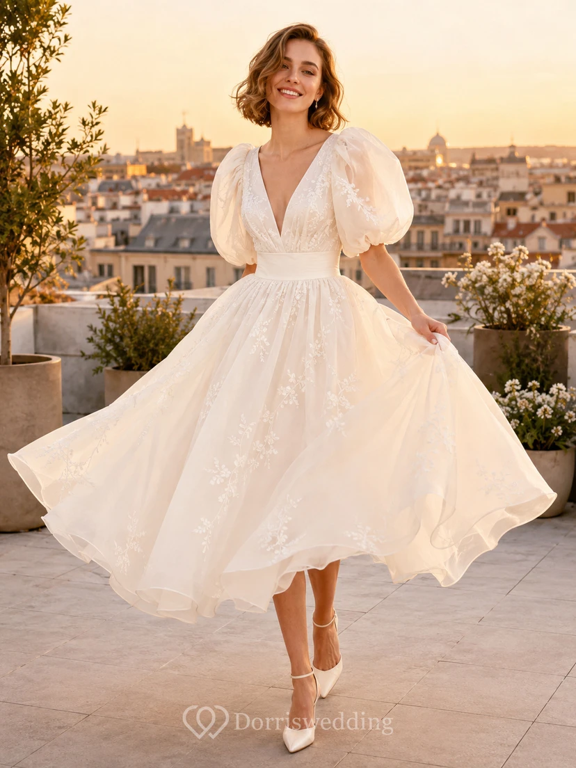 Modernes Chiffon-Brautkleid mit tiefem V-Ausschnitt, kurzem A-Linien-Ausschnitt, eleganten Teefalten und offenem Rücken