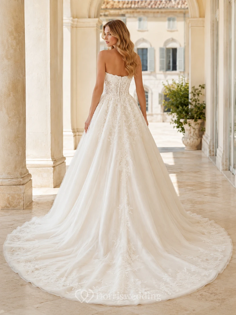 Robe de mariée classique en satin et dentelle, bustier cœur, traîne cathédrale view 2