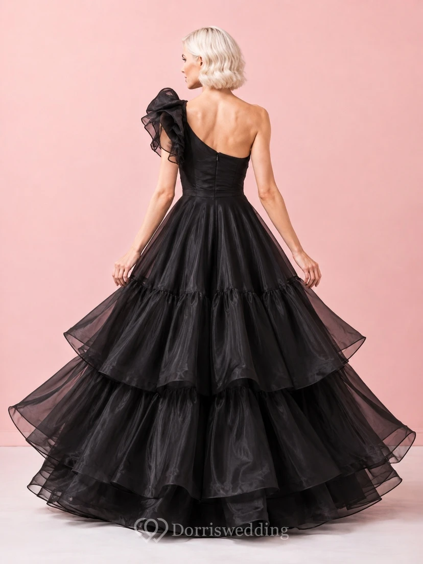 Vestido de gala negro de tul con un solo hombro, sin mangas y con volantes. view 2